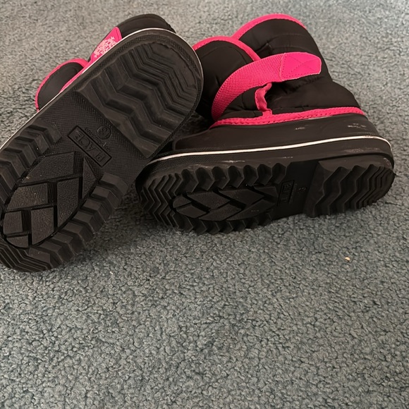 Like new girls snow boots black with hot pink trim size 13 - Picture 3 of 5